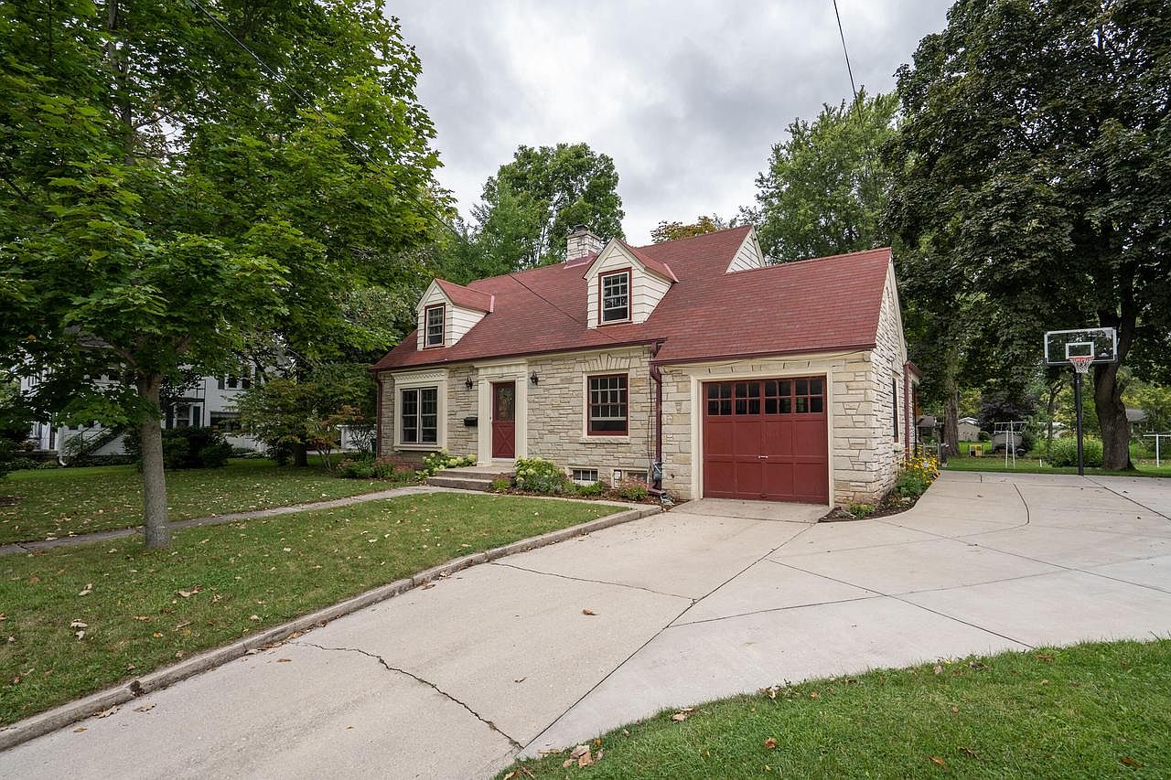 338 Riverview Dr, Thiensville, WI 53092 Zillow