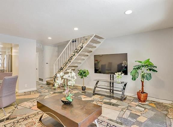 3rd image of 917 Bellhurst Ave