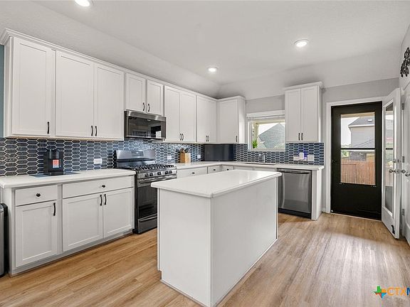 3rd image of 620 Navarro St