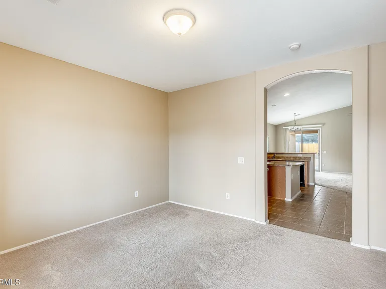 1979 N Vista Ln — Photo 2