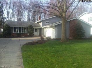 27743 Edgepark Dr, North Olmsted, OH 44070