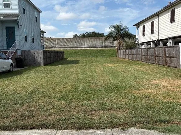 5788 Warrington Dr, New Orleans, LA 70122