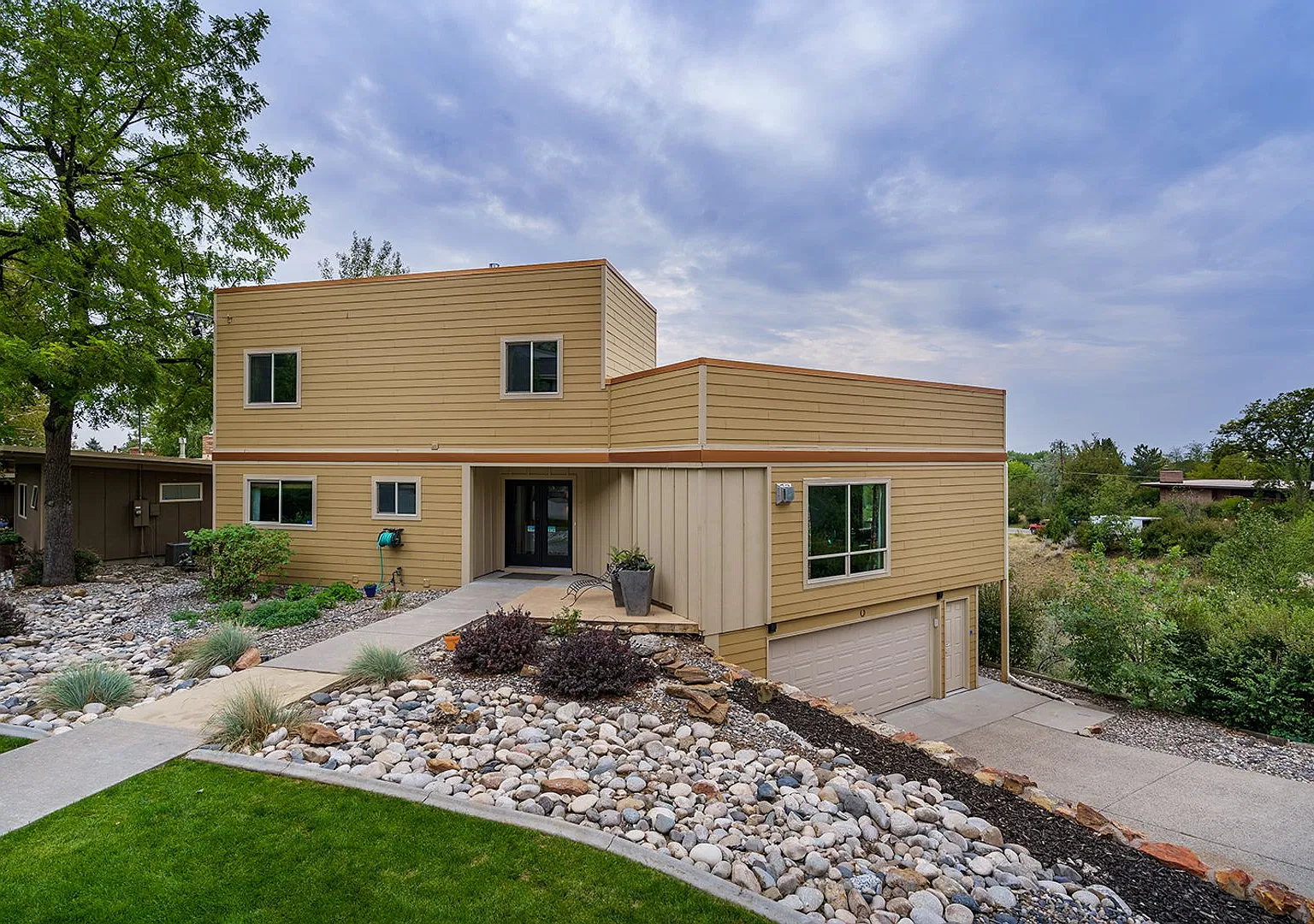 Large 4 Bedroom Home With Garage - All Utilities Included — Photo 1
