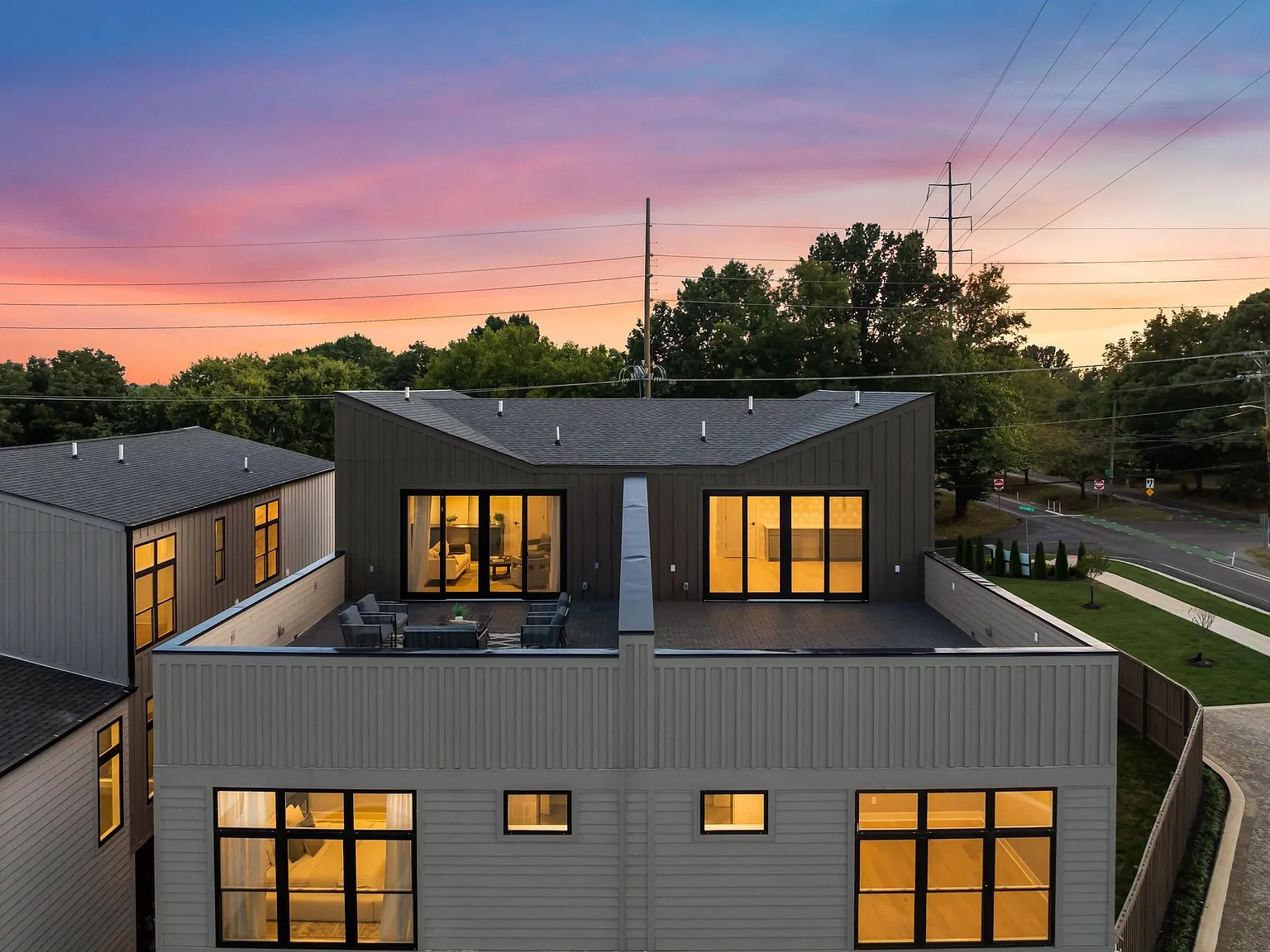 2305 Eastland Ave — Photo 3