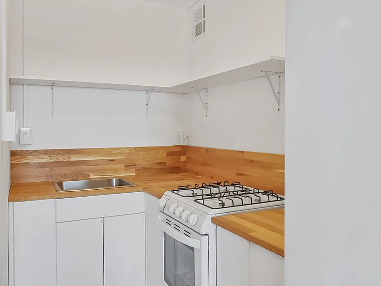 26 E 14th St — Photo 15