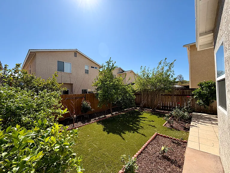 1561 Rebecca Ln — Photo 9