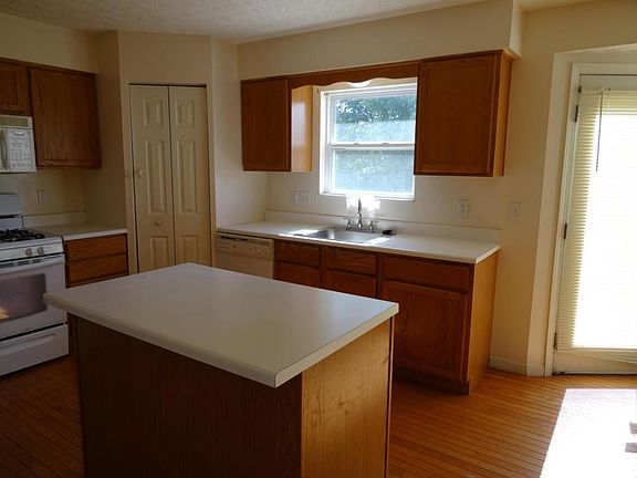 3rd image of 3237 Bixwood Ct N