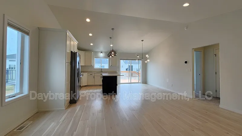 4 bed, 3.0 bath, 2176 sqft, $2,495 — Photo 3