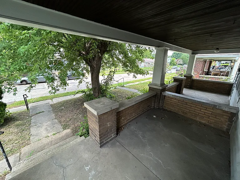 821 N Bradley Ave — Photo 2