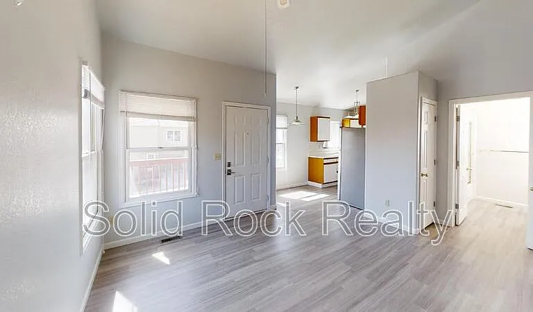6945 Yellowpine Dr — Photo 4