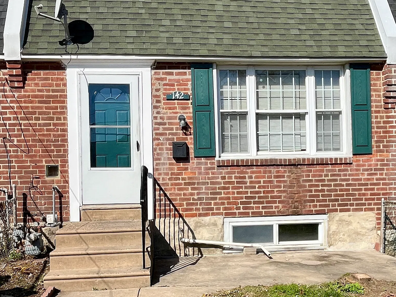 142 Ervin Ave — Photo 1
