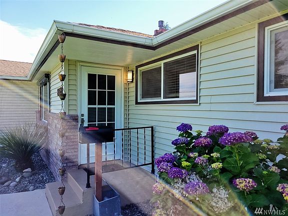 This great front entry is covered which is very convenient when carrying groceries or looking for keys on a rainy Seattle day.