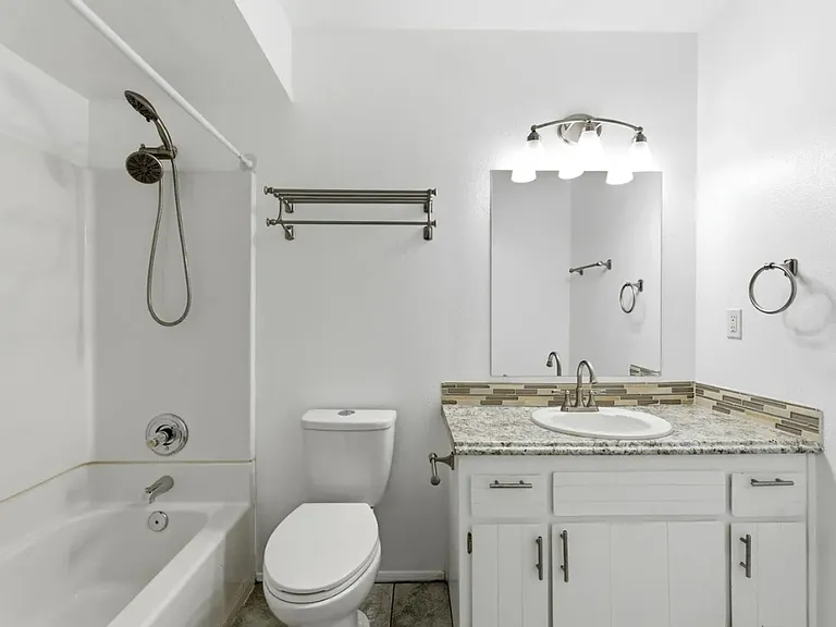 408 Rainbow Ct SE #B — Photo 2