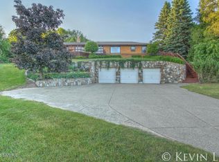 5355 Pine Island Dr NE, Comstock Park, MI 49321