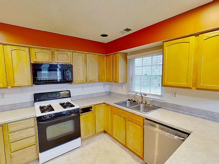 5911 Herring Ct — Photo 8