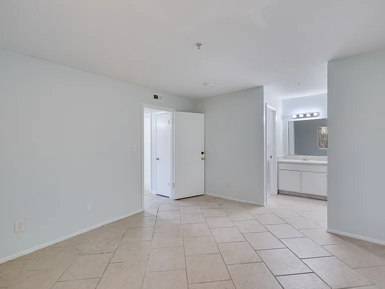2865 Winkler Ave #402 — Photo 7