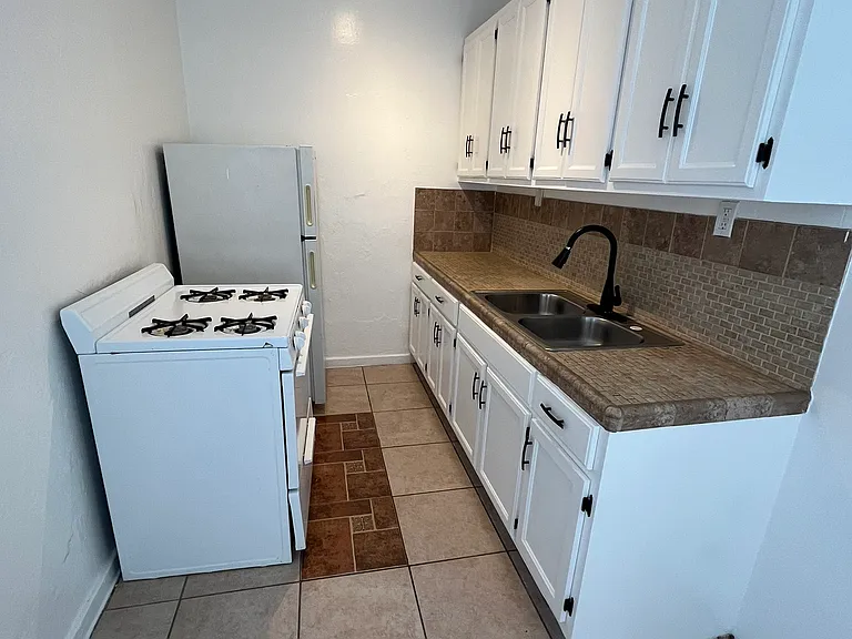 1121 N Kenmore Ave #106 — Photo 8