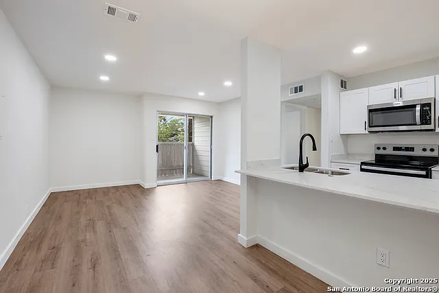 340 Montclair St — Photo 2