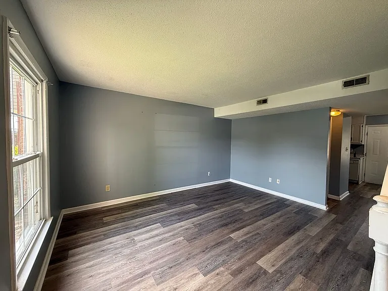141 King George Ct — Photo 3