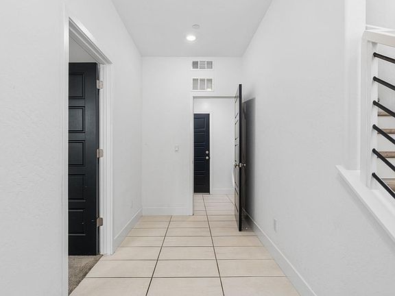 5th image of 2739 E Tamarind Dr