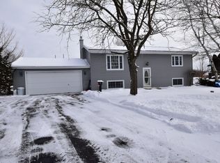 W273S8860 Ridgeway Rd, Mukwonago, WI 53149