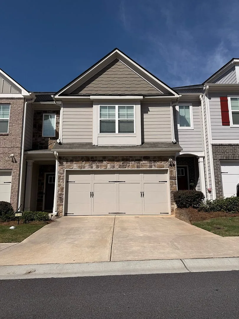 Spacious 3BR Townhome in Fairburn — Photo 1