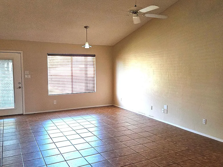 1325 S 28th Dr — Photo 6