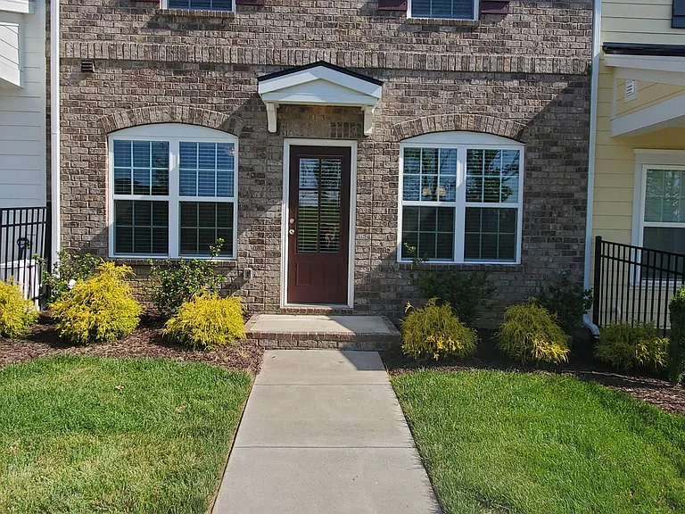 320 Kinsale Dr — Photo 1