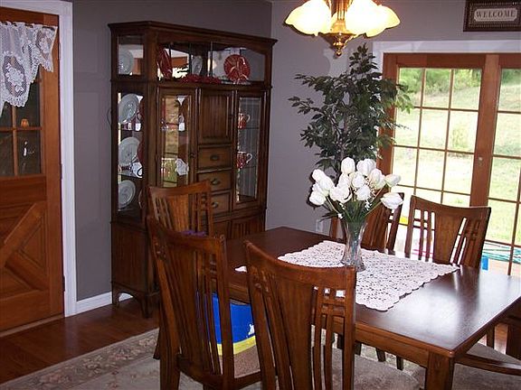 5701 BENTON Dining Area