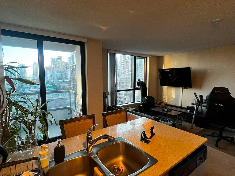 928 Homer St #1209 — Photo 8
