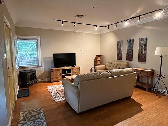 Livingroom with Gas Fireplace