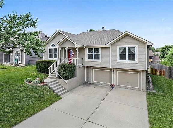 2nd image of 511 NE Fox Trail Dr