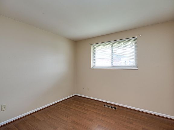 3rd image of 247 Bellaire Dr