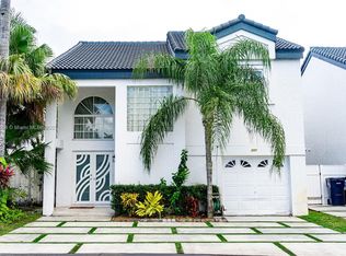 220 NE 211th St, Miami, FL 33179