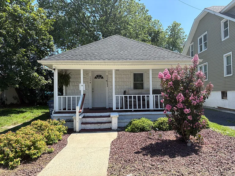 425 Drummond Ave — Photo 2