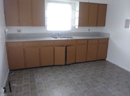 5th image of 1084 Louis Ave