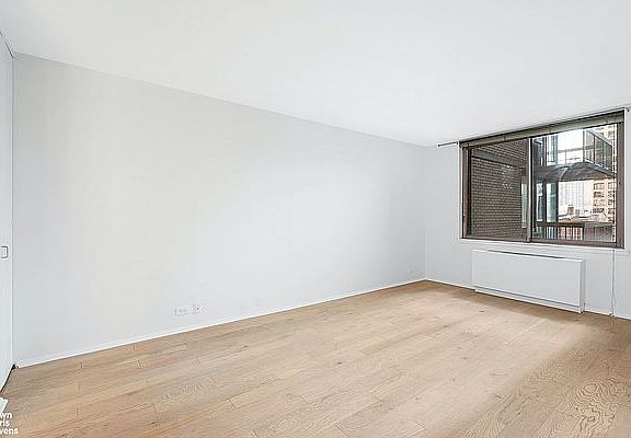 4th image of 235 E 40th St APT 5C