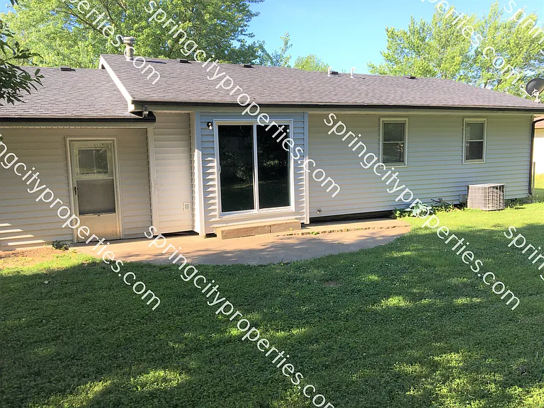 101 W Long Ln — Photo 2