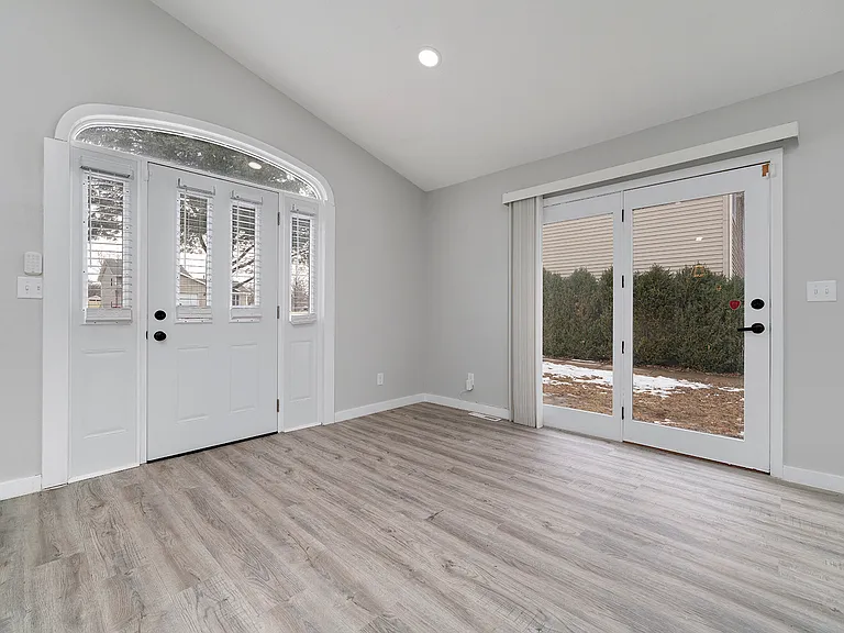112 Liverpool Dr SE — Photo 3