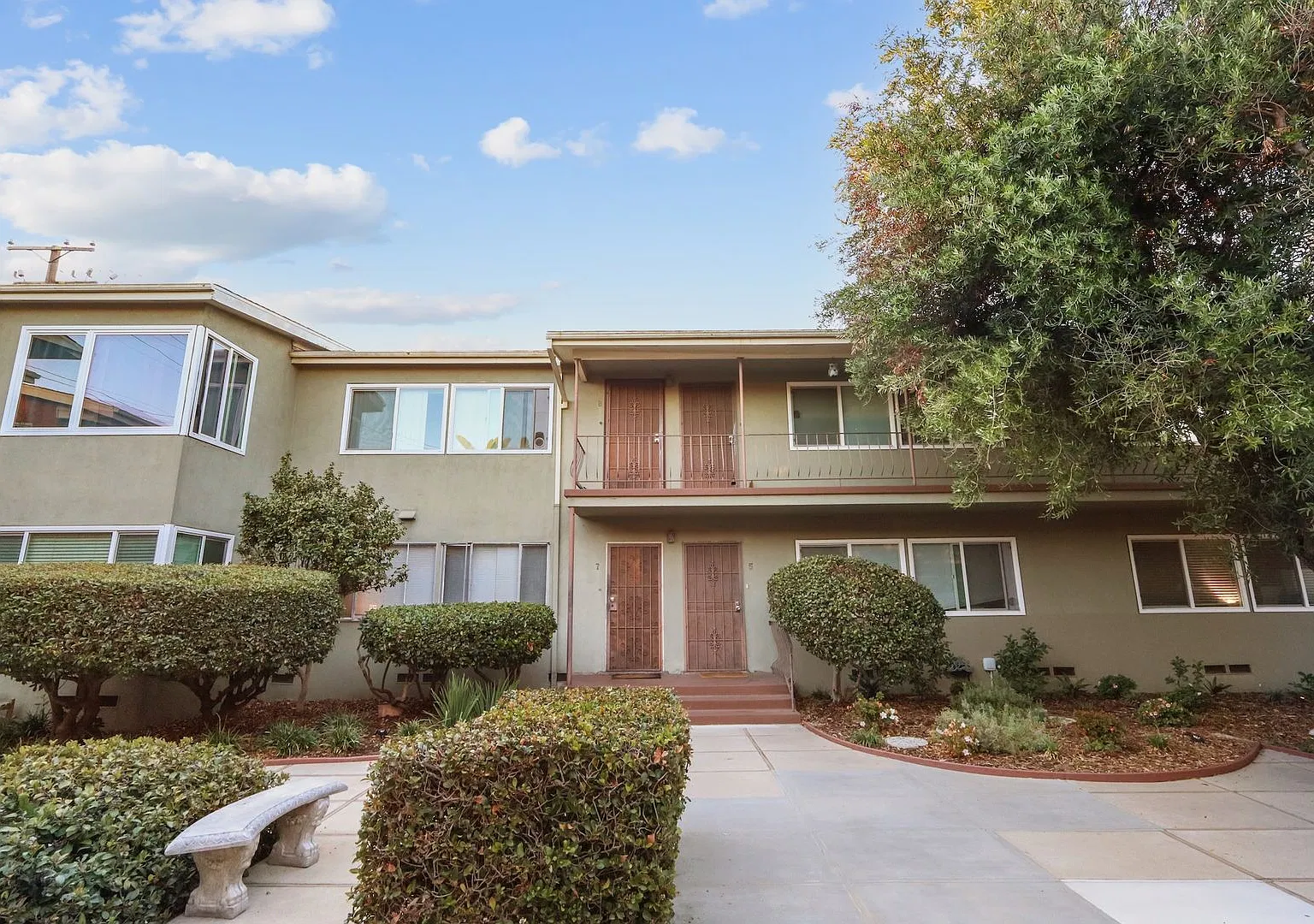 Charming 1-Bedroom Apartment in a Gated Long Beach Community — Photo 1