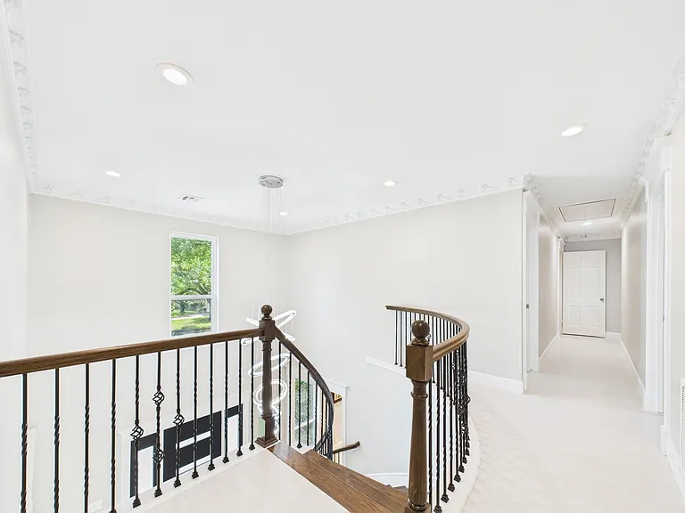 702 Daria Ct — Photo 25