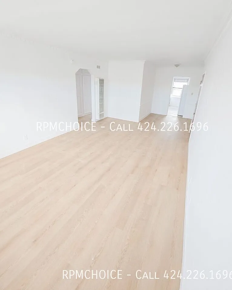 1bd/1ba Apartment with New Flooring — Photo 4