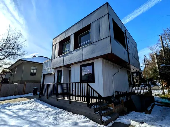 4208 John St #3, Vancouver, BC V5V 3W7