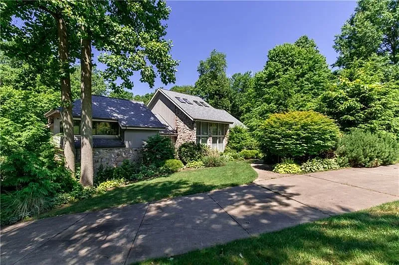 241 Kings Way photo 1