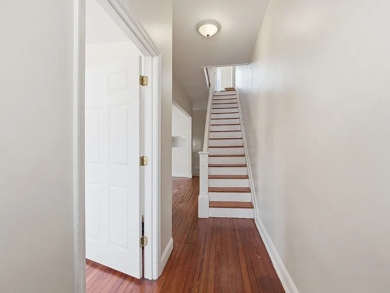 720 Gresham Pl NW — Photo 2