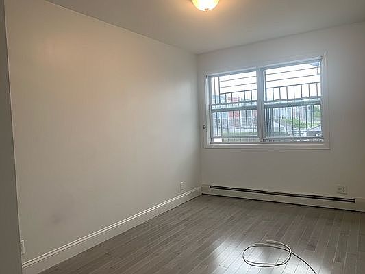 5th image of 1140 Berriman St Floor 1
