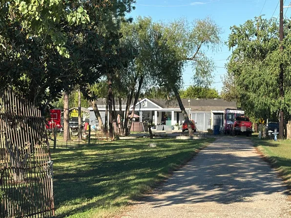 5320 Navajo St, Rosenberg, TX 77471