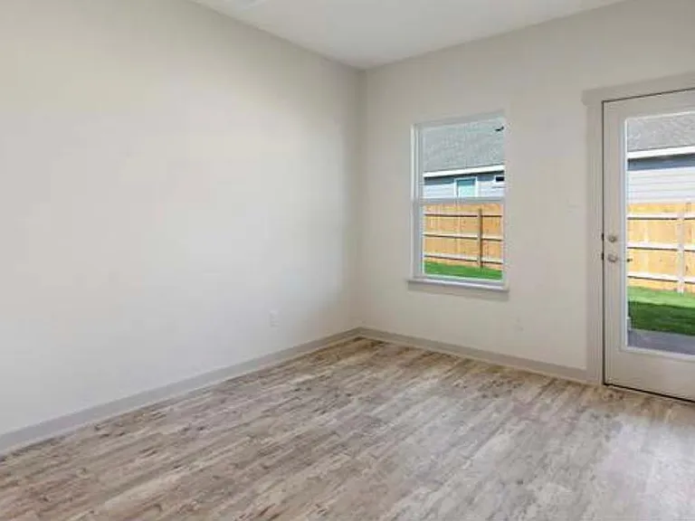 10801 Meris Ln — Photo 16