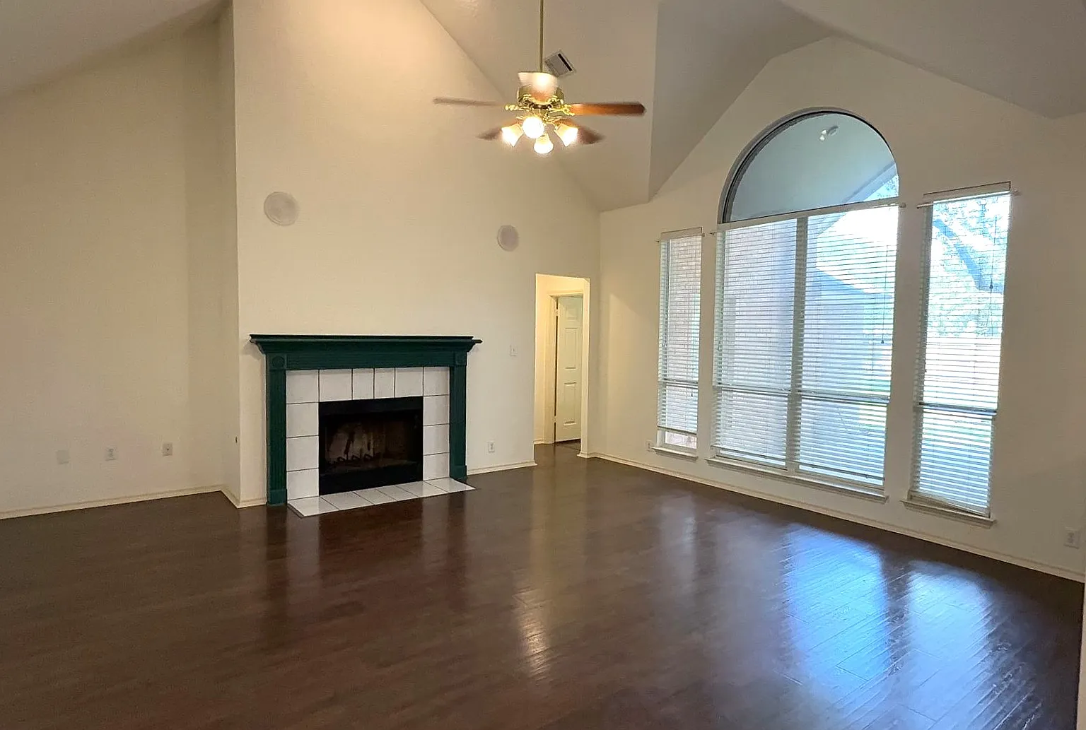 4 bed, 2472 sqft, $2,900 — Photo 4