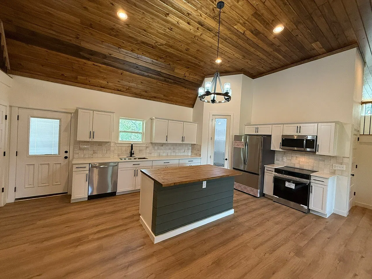 3 bed, 2.5 bath, 2461 sqft, $2,300 — Photo 4